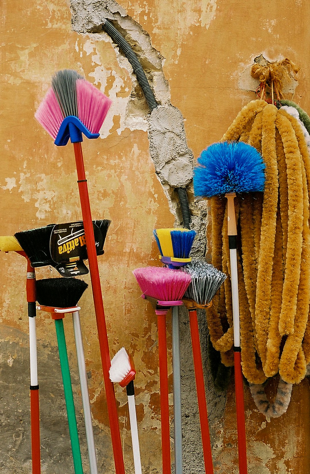 assorted-color-floor-brush-lot-ur6iojnwrxg